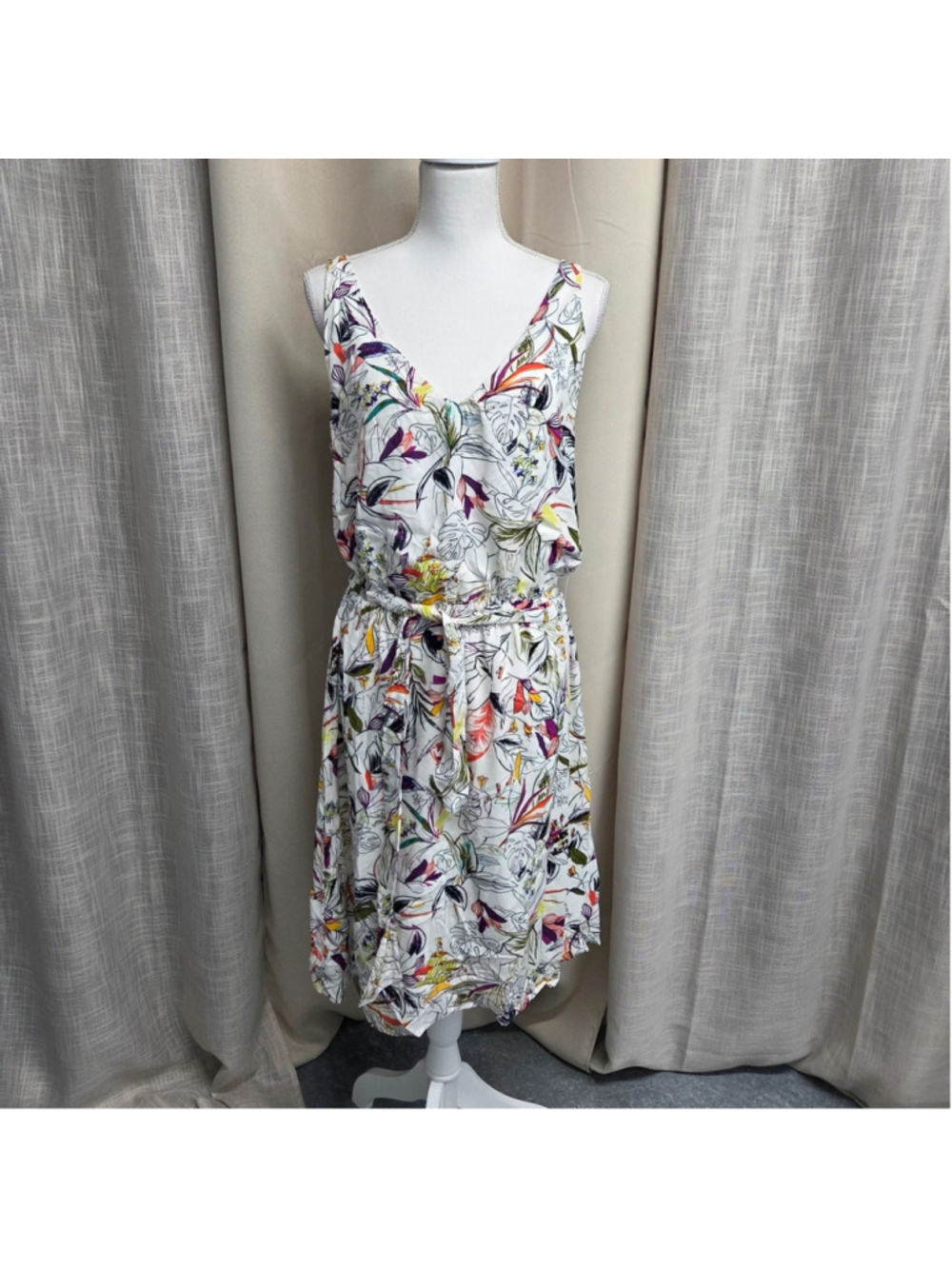 A New Day White Floral V-Neck Midi Dress with Tie Waist Size M